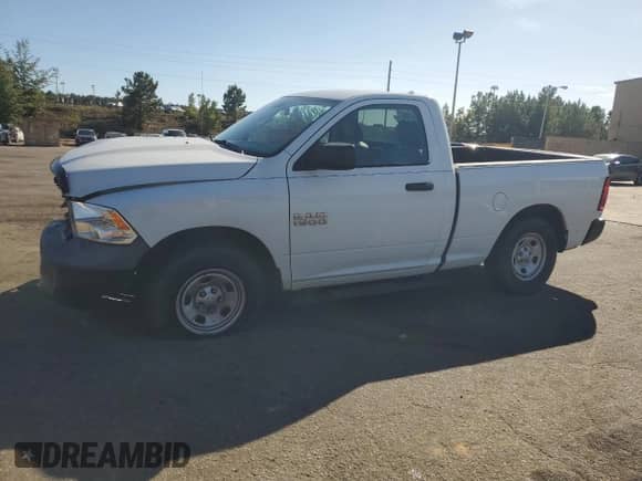 2017 Ram 1500 Tradesman z VIN 3C6JR6AG7HG786984, wystawiony jako Copart lot #81942525 z przebiegiem 118 280 mil mil oraz Szkoda całkowita • Salvage title. Historia ofert i sprzedaży dostępna na DreamBid. Obrazek 1.
