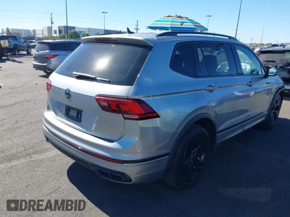 ✅ 2023 Volkswagen Tiguan SE R-Line Black • VIN: 3VVCB7AX4PM063588 • Lot: 43557859. Wystawiony na IAAI z przebiegiem 42 173 mil. Bezpłatny archiwum sprzedaży aukcyjnych z USA i szczegółowy raport historii pojazdu na DreamBid. Zdjęcie 4.