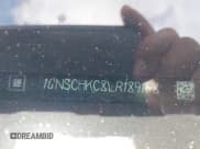 ✅ 2020 Chevrolet Suburban LT • VIN: 1GNSCHKC8LR189168 • Lot: 42129912. Wystawiony na IAAI z przebiegiem Nie podano. Bezpłatny archiwum sprzedaży aukcyjnych z USA i szczegółowy raport historii pojazdu na DreamBid. Zdjęcie 9.