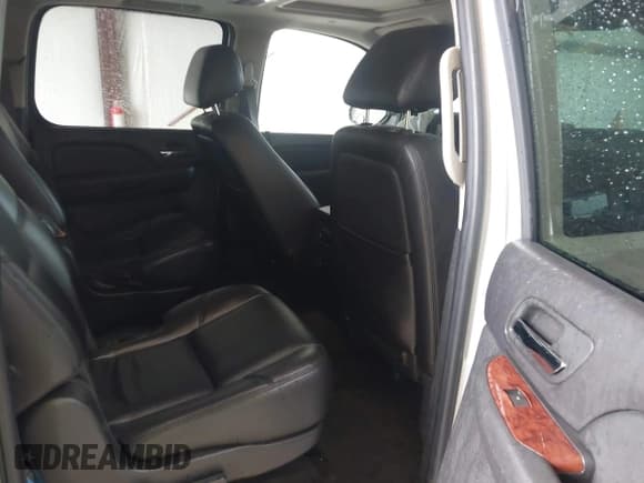 ✅ 2011 Chevrolet Suburban LTZ • VIN: 1GNSKKE3XBR173001 • Lot: 42959263. Wystawiony na IAAI z przebiegiem 167 679 mil. Bezpłatny archiwum sprzedaży aukcyjnych z USA i szczegółowy raport historii pojazdu na DreamBid. Zdjęcie 8.