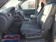 ✅ 2009 Chevrolet Suburban 1LT • VIN: 1GNFK26379R277553 • Lot: 78792504. Wystawiony na Copart z przebiegiem 146 736 mil. Bezpłatny archiwum sprzedaży aukcyjnych z USA i szczegółowy raport historii pojazdu na DreamBid. Zdjęcie 7.