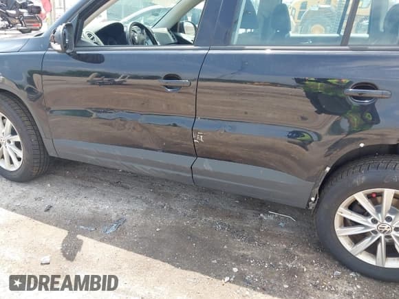 ✅ 2018 Volkswagen Tiguan • VIN: WVGBV7AX1JK001920 • Lot: 42690498. Wystawiony na IAAI z przebiegiem 116 020 mil. Bezpłatny archiwum sprzedaży aukcyjnych z USA i szczegółowy raport historii pojazdu na DreamBid. Zdjęcie 6.