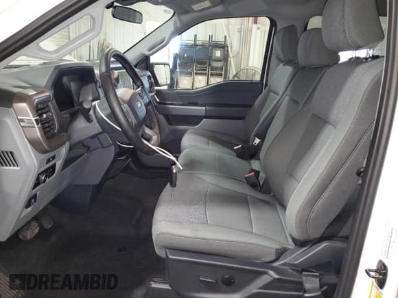 ✅ 2025 Ford F-150 XLT • VIN: 1FTEW3K50SKD38410 • Lot: 59346475. Wystawiony na Copart z przebiegiem 6 869 mil. Bezpłatny archiwum sprzedaży aukcyjnych z USA i szczegółowy raport historii pojazdu na DreamBid. Zdjęcie 7.