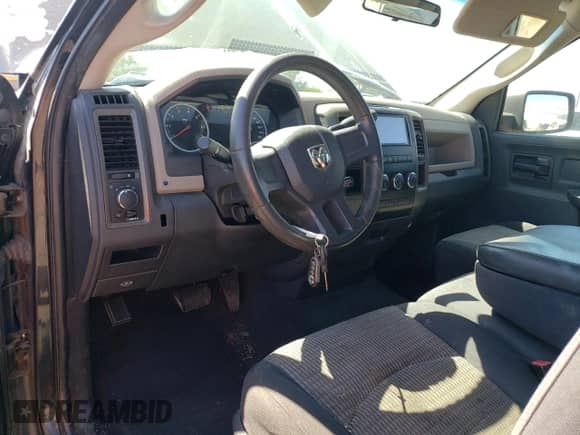 2010 Dodge 1500 ST z VIN 3D7JB1EK3AG148872, wystawiony jako Copart lot #61501214 z przebiegiem 237 197 mil mil oraz Czysty tytuł • Clean title. Historia ofert i sprzedaży dostępna na DreamBid. Obrazek 8.