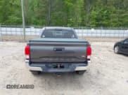 ✅ 2017 Toyota Tacoma SR5 • VIN: 3TMAZ5CN7HM026618 • Lot: 42033682. Wystawiony na IAAI z przebiegiem 96 430 mil. Bezpłatny archiwum sprzedaży aukcyjnych z USA i szczegółowy raport historii pojazdu na DreamBid. Zdjęcie 17.