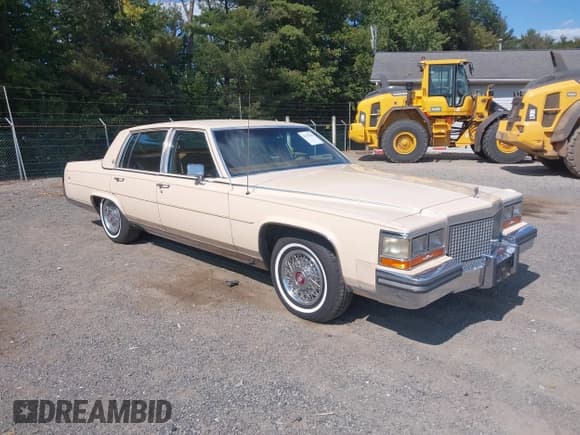 ✅ 1988 Cadillac Brougham • VIN: 1G6DW51Y8JR764728 • Лот: 43152182. Опубликован ранее на IAAI с пробегом 53 299 миль. Бесплатный доступ к архиву аукционных продаж из США и подробный отчёт об истории автомобиля на DreamBid. Изображение 1.
