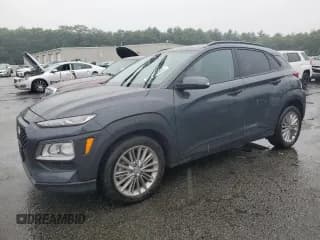 ✅ 2021 Hyundai Kona SEL • VIN: KM8K2CAA6MU741999 • Лот: 62688565. Опубликован ранее на Copart с пробегом 26 536 миль. Бесплатный доступ к архиву аукционных продаж из США и подробный отчёт об истории автомобиля на DreamBid. Изображение 1.