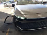 ✅ 2024 Toyota Crown Platinum • VIN: JTDAFAAF4R3008299 • Lot: 43574315. Wystawiony na IAAI z przebiegiem 5 448 mil. Bezpłatny archiwum sprzedaży aukcyjnych z USA i szczegółowy raport historii pojazdu na DreamBid. Zdjęcie 6.