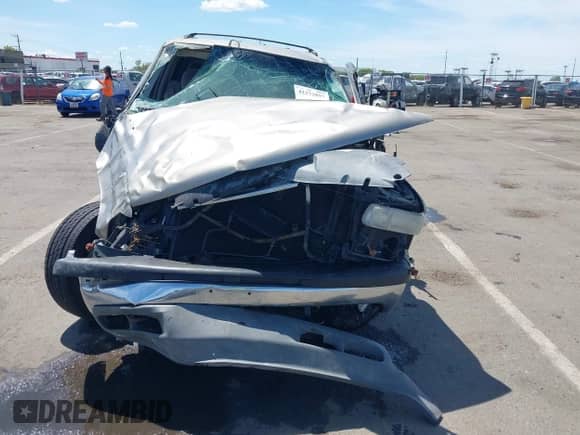 2001 Chevrolet Tahoe LT z VIN 1GNEK13T81R122136, wystawiony jako IAAI lot #42272857 z przebiegiem 216 060 mil mil oraz . Historia ofert i sprzedaży dostępna na DreamBid. Obrazek 13.