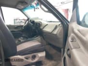 ✅ 1998 Ford Expedition XLT • VIN: 1FMPU18L6WLA83346 • Lot: 42630494. Wystawiony na IAAI z przebiegiem 205 936 mil. Bezpłatny archiwum sprzedaży aukcyjnych z USA i szczegółowy raport historii pojazdu na DreamBid. Zdjęcie 5.