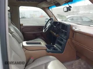 ✅ 2004 Chevrolet Suburban Z71 • VIN: 3GNFK16ZX4G103404 • Лот: 42100161. Опубликован ранее на IAAI с пробегом 321 012 миль. Бесплатный доступ к архиву аукционных продаж из США и подробный отчёт об истории автомобиля на DreamBid. Изображение 5.