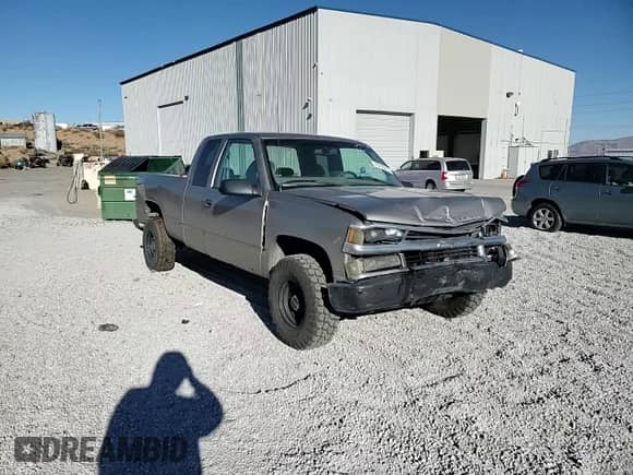 1999 Chevrolet Silverado 1500 z VIN 1GCEK19R6XR145346, wystawiony jako Copart lot #79735614 z przebiegiem 237 998 mil mil oraz Szkoda całkowita • Salvage title. Historia ofert i sprzedaży dostępna na DreamBid. Obrazek 10.