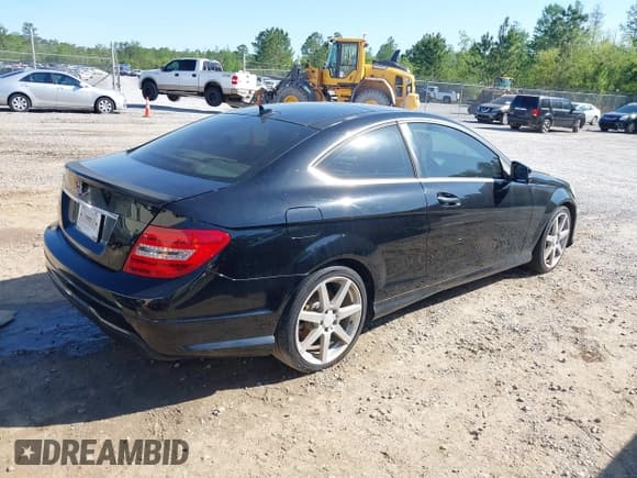 ✅ 2013 Mercedes-Benz C 250 • VIN: WDDGJ4HB9DF970401 • Lot: 41981575. Wystawiony na IAAI z przebiegiem 152 080 mil. Bezpłatny archiwum sprzedaży aukcyjnych z USA i szczegółowy raport historii pojazdu na DreamBid. Zdjęcie 4.