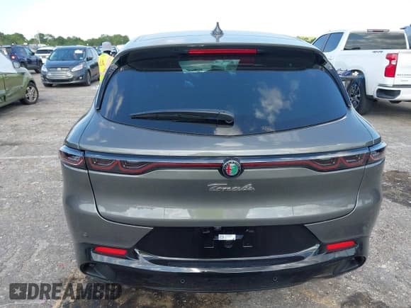 ✅ 2025 Alfa Romeo Tonale • VIN: ZASNATAN6S3090601 • Lot: 42060116. Wystawiony na IAAI z przebiegiem 869 mil. Bezpłatny archiwum sprzedaży aukcyjnych z USA i szczegółowy raport historii pojazdu na DreamBid. Zdjęcie 16.