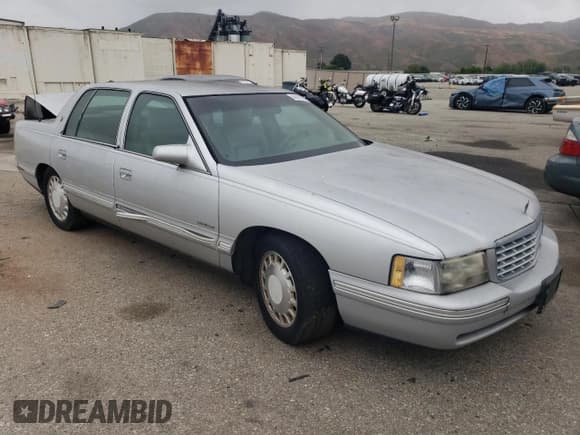 ✅ 1999 Cadillac DeVille • VIN: 1G6KD54Y0XU746819 • Lot: 58098995. Wystawiony na Copart z przebiegiem Nie podano. Bezpłatny archiwum sprzedaży aukcyjnych z USA i szczegółowy raport historii pojazdu na DreamBid. Zdjęcie 4.