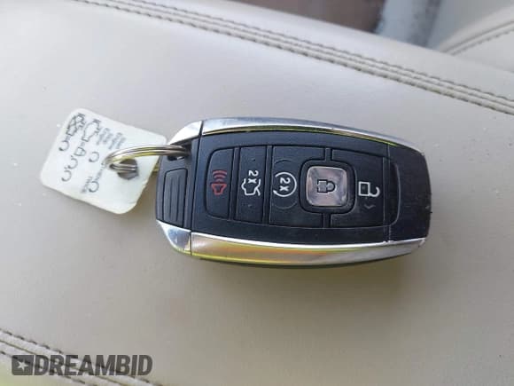 ✅ 2017 Lincoln MKC Reserve • VIN: 5LMCJ3C9XHUL02544 • Lot: 43347750. Wystawiony na IAAI z przebiegiem 108 705 mil. Bezpłatny archiwum sprzedaży aukcyjnych z USA i szczegółowy raport historii pojazdu na DreamBid. Zdjęcie 11.