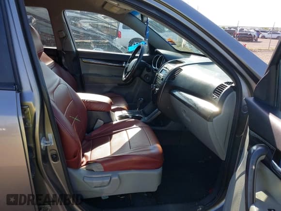 ✅ 2012 Kia Sorento LX • VIN: 5XYKTDA28CG225045 • Лот: 43094407. Опубликован ранее на IAAI с пробегом 218 438 миль. Бесплатный доступ к архиву аукционных продаж из США и подробный отчёт об истории автомобиля на DreamBid. Изображение 5.