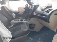 ✅ 2019 Dodge Grand Caravan SXT • VIN: 2C4RDGCG2KR726173 • Lot: 42477207. Wystawiony na IAAI z przebiegiem Nie podano. Bezpłatny archiwum sprzedaży aukcyjnych z USA i szczegółowy raport historii pojazdu na DreamBid. Zdjęcie 5.