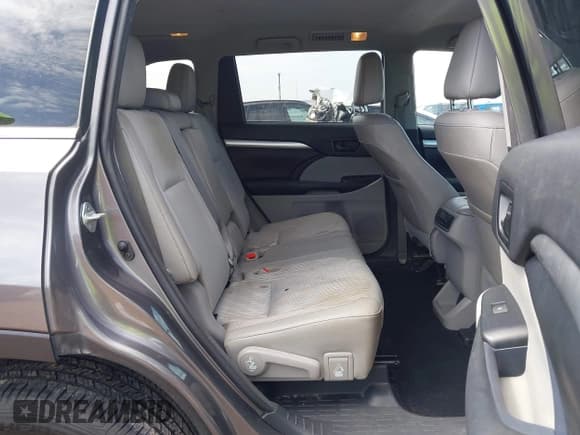 ✅ 2018 Toyota Highlander LE • VIN: 5TDZZRFH5JS282343 • Lot: 42706675. Listed on IAAI with 206,285 mi. Free auction sales archive from the USA and detailed vehicle history report at DreamBid. Image 8.