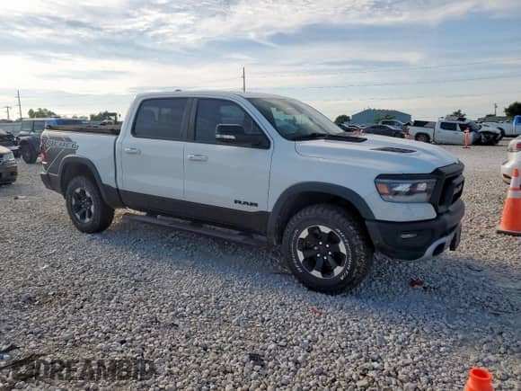 2020 Ram 1500 Rebel z VIN 1C6SRFLM1LN231228, wystawiony jako Copart lot #58342265 z przebiegiem 133 097 mil mil oraz Czysty tytuł • Clean title. Historia ofert i sprzedaży dostępna na DreamBid. Obrazek 4.