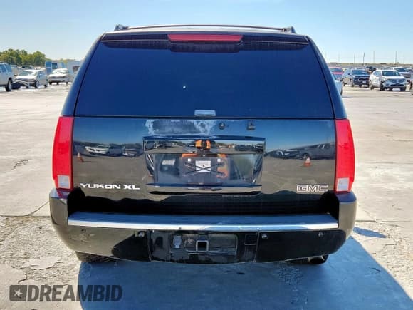 ✅ 2008 GMC Yukon XL • VIN: 1GKFC66878J201860 • Lot: 92217875. Wystawiony na Copart z przebiegiem 181 624 mil. Bezpłatny archiwum sprzedaży aukcyjnych z USA i szczegółowy raport historii pojazdu na DreamBid. Zdjęcie 6.