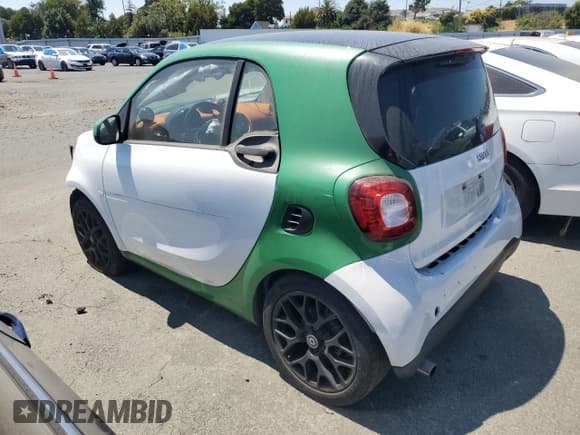 ✅ 2016 Smart fortwo Passion • VIN: WMEFJ5DA3GK077517 • Lot: 60546265. Wystawiony na Copart z przebiegiem 70 044 mil. Bezpłatny archiwum sprzedaży aukcyjnych z USA i szczegółowy raport historii pojazdu na DreamBid. Zdjęcie 2.