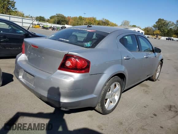 2013 Dodge Avenger SE z VIN 1C3CDZAB4DN680312, wystawiony jako Copart lot #74890914 z przebiegiem 149 418 mil mil oraz Szkoda całkowita • Salvage title. Historia ofert i sprzedaży dostępna na DreamBid. Obrazek 3.
