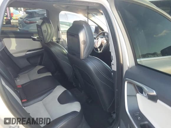 ✅ 2017 Volvo XC60 Dynamic • VIN: YV440MDR1H2120565 • Lot: 43677266. Wystawiony na IAAI z przebiegiem 132 140 mil. Bezpłatny archiwum sprzedaży aukcyjnych z USA i szczegółowy raport historii pojazdu na DreamBid. Zdjęcie 8.