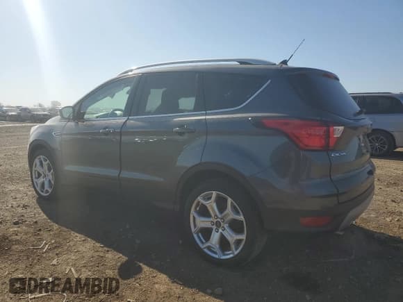 ✅ 2019 Ford Escape Titanium • VIN: 1FMCU0J99KUA91761 • Лот: 51874095. Опубликован ранее на Copart с пробегом 98 211 миль. Бесплатный доступ к архиву аукционных продаж из США и подробный отчёт об истории автомобиля на DreamBid. Изображение 2.