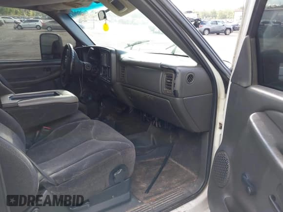 ✅ 2004 Chevrolet Silverado 2500HD LS • VIN: 1GCHC23284F256117 • Lot: 43453043. Wystawiony na IAAI z przebiegiem 327 650 mil. Bezpłatny archiwum sprzedaży aukcyjnych z USA i szczegółowy raport historii pojazdu na DreamBid. Zdjęcie 5.