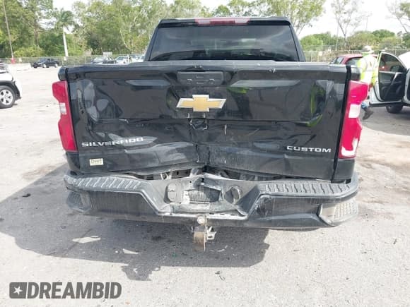 ✅ 2022 Chevrolet Silverado 1500 Custom • VIN: 3GCPYBEK5NG176980 • Lot: 41860805. Wystawiony na IAAI z przebiegiem 104 807 mil. Bezpłatny archiwum sprzedaży aukcyjnych z USA i szczegółowy raport historii pojazdu na DreamBid. Zdjęcie 6.