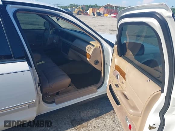 ✅ 1993 Ford Crown Victoria LX • VIN: 2FALP74W0PX149381 • Lot: 42841190. Wystawiony na IAAI z przebiegiem 35 453 mil. Bezpłatny archiwum sprzedaży aukcyjnych z USA i szczegółowy raport historii pojazdu na DreamBid. Zdjęcie 5.