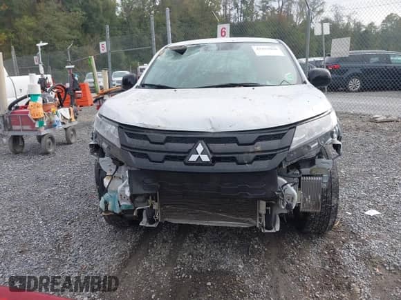 2023 Mitsubishi Outlander ES z VIN JA4ARUAU8PU007536, wystawiony jako IAAI lot #43363060 z przebiegiem 39 272 mil mil oraz . Historia ofert i sprzedaży dostępna na DreamBid. Obrazek 12.