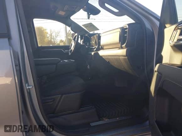 2026 Chevrolet Silverado 1500 LT z VIN 3GCUKDED5TG130130, wystawiony jako IAAI lot #43613368 z przebiegiem 3 302 mil mil oraz . Historia ofert i sprzedaży dostępna na DreamBid. Obrazek 5.