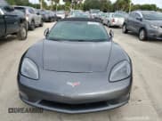 ✅ 2011 Chevrolet Corvette • VIN: 1G1YG3DW3B5101451 • Lot: 73764954. Wystawiony na Copart z przebiegiem Nie podano. Bezpłatny archiwum sprzedaży aukcyjnych z USA i szczegółowy raport historii pojazdu na DreamBid. Zdjęcie 5.