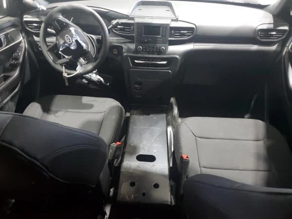 ✅ 2024 Ford Police Interceptor Utility • VIN: 1FM5K8AB1RGA67611 • Lot: 71164085. Wystawiony na Copart z przebiegiem Nie podano. Bezpłatny archiwum sprzedaży aukcyjnych z USA i szczegółowy raport historii pojazdu na DreamBid. Zdjęcie 8.