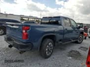 ✅ 2024 Chevrolet Silverado 2500HD Custom • VIN: 1GC4YME7XRF315468 • Лот: 81867015. Опубликован ранее на Copart с пробегом 87 233 миль. Бесплатный доступ к архиву аукционных продаж из США и подробный отчёт об истории автомобиля на DreamBid. Изображение 3.