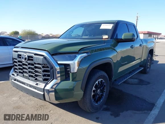 ✅ 2022 Toyota Tundra SR5 • VIN: 5TFLA5DA1NX046493 • Лот: 41504181. Опубликован ранее на IAAI с пробегом 27 965 миль. Бесплатный доступ к архиву аукционных продаж из США и подробный отчёт об истории автомобиля на DreamBid. Изображение 2.