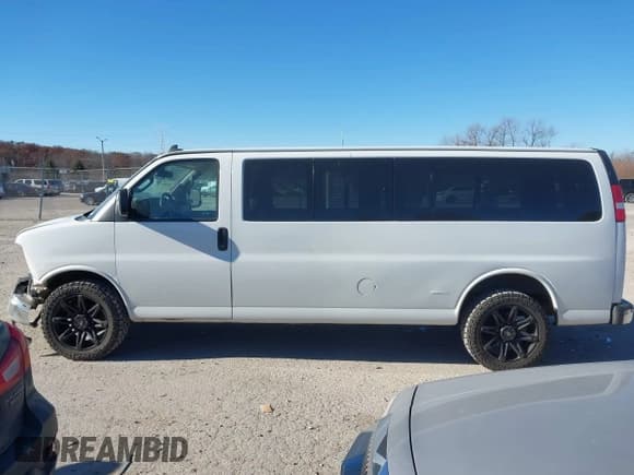 ✅ 2019 Chevrolet Express Passenger LT • VIN: 1GAZGPFG2K1272300 • Lot: 43719938. Wystawiony na IAAI z przebiegiem 230 638 mil. Bezpłatny archiwum sprzedaży aukcyjnych z USA i szczegółowy raport historii pojazdu na DreamBid. Zdjęcie 14.