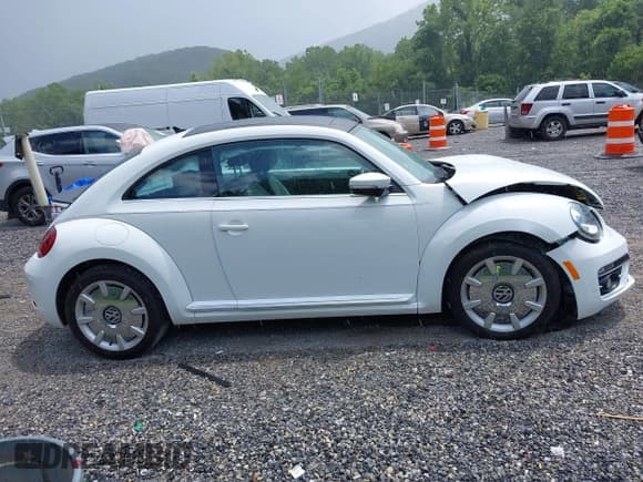 ✅ 2018 Volkswagen Beetle SE • VIN: 3VWJD7AT5JM726605 • Lot: 42723584. Listed on IAAI with 2,871 mi. Free auction sales archive from the USA and detailed vehicle history report at DreamBid. Image 13.