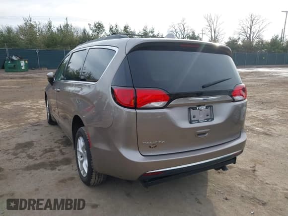 ✅ 2017 Chrysler Pacifica Touring L • VIN: 2C4RC1BG1HR817235 • Lot: 41463700. Wystawiony na IAAI z przebiegiem 61 294 mil. Bezpłatny archiwum sprzedaży aukcyjnych z USA i szczegółowy raport historii pojazdu na DreamBid. Zdjęcie 3.