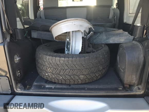 ✅ 2010 Jeep Wrangler Sahara • VIN: 1J4AA5D1XAL227305 • Лот: 70165554. Опубликован ранее на Copart с пробегом Не указан. Бесплатный доступ к архиву аукционных продаж из США и подробный отчёт об истории автомобиля на DreamBid. Изображение 14.