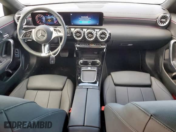 2025 Mercedes-Benz CLA 250 z VIN W1K5J4GB5SN504363, wystawiony jako Copart lot #61268535 z przebiegiem 1 854 mil mil oraz Szkoda całkowita • Salvage title. Historia ofert i sprzedaży dostępna na DreamBid. Obrazek 8.