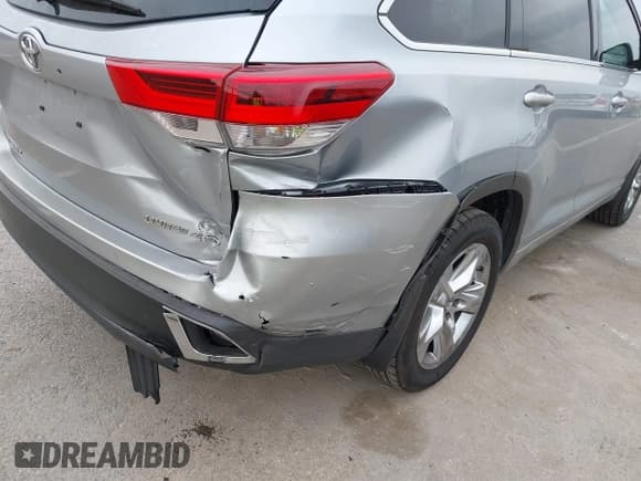 ✅ 2017 Toyota Highlander Limited • VIN: 5TDDZRFHXHS393913 • Lot: 43388149. Listed on IAAI with 149,357 mi. Free auction sales archive from the USA and detailed vehicle history report at DreamBid. Image 6.