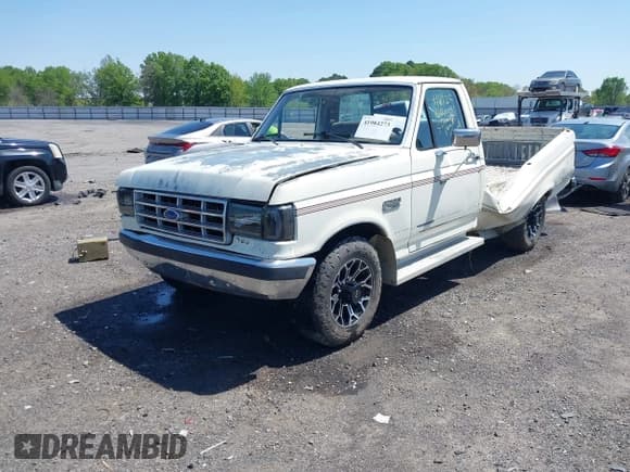 ✅ 1987 Ford F-250 • VIN: 1FTHF2518HKA08300 • Lot: 41984273. Wystawiony na IAAI z przebiegiem 37 267 mil. Bezpłatny archiwum sprzedaży aukcyjnych z USA i szczegółowy raport historii pojazdu na DreamBid. Zdjęcie 2.