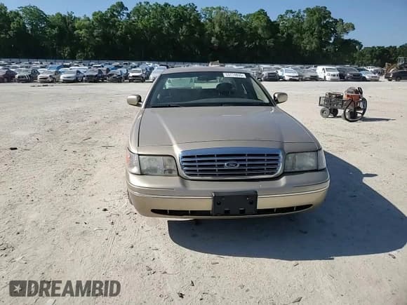 ✅ 2000 Ford Crown Victoria • VIN: 2FAFP73W4YX216080 • Lot: 53774835. Wystawiony na Copart z przebiegiem 144 404 mil. Bezpłatny archiwum sprzedaży aukcyjnych z USA i szczegółowy raport historii pojazdu na DreamBid. Zdjęcie 14.