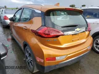 2017 Chevrolet Bolt EV Premier z VIN 1G1FX6S00H4157465, wystawiony jako Copart lot #40251184 z przebiegiem 48 736 mil mil oraz . Historia ofert i sprzedaży dostępna na DreamBid. Obrazek 2.