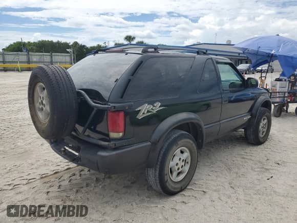 2005 Chevrolet Blazer LS z VIN 1GNCT18X25K105119, wystawiony jako Copart lot #65774865 z przebiegiem 249 842 mil mil oraz Szkoda całkowita • Salvage title. Historia ofert i sprzedaży dostępna na DreamBid. Obrazek 3.