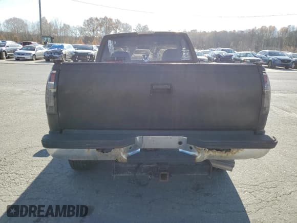 ✅ 1996 Chevrolet Silverado 1500 • VIN: 1GCEK14R0TZ215568 • Лот: 92440775. Опубликован ранее на Copart с пробегом 206 842 миль. Бесплатный доступ к архиву аукционных продаж из США и подробный отчёт об истории автомобиля на DreamBid. Изображение 6.