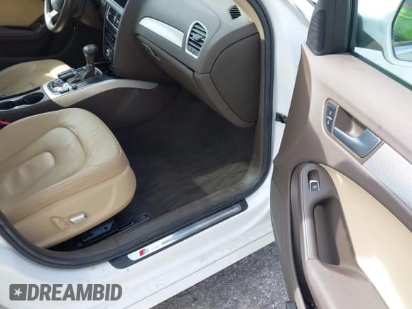 ✅ 2014 Audi A4 Premium • VIN: WAUAFAFL5EN013246 • Lot: 43374949. Wystawiony na IAAI z przebiegiem 110 688 mil. Bezpłatny archiwum sprzedaży aukcyjnych z USA i szczegółowy raport historii pojazdu na DreamBid. Zdjęcie 5.